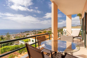 Stylish apartment with balcony and amazing views over Funchal and the sea